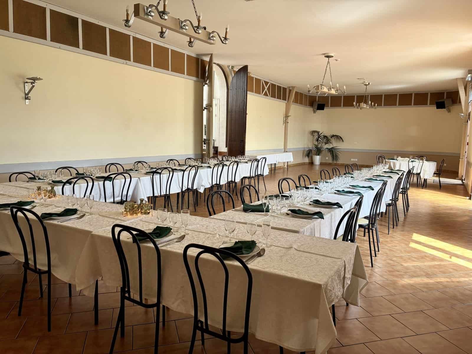 Grande salle de réception dressée
